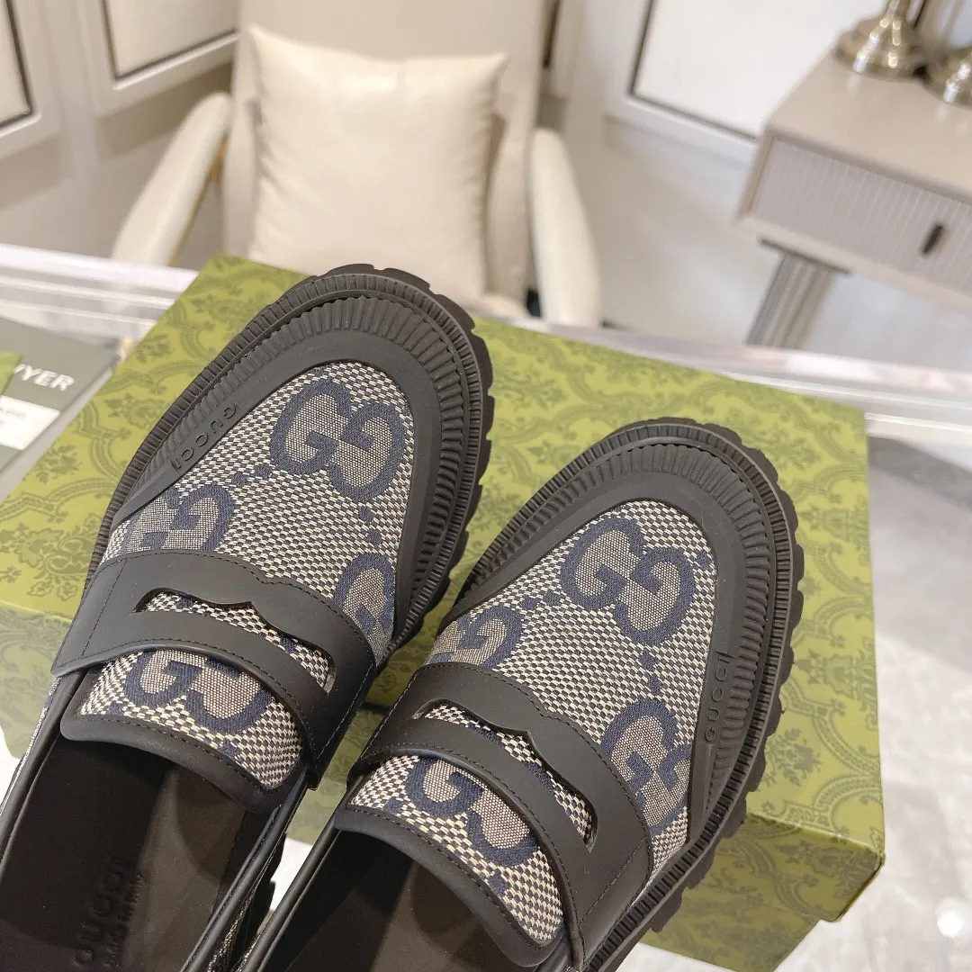 👟👟Ex-factory price 520👟👟 New GG loafers for spring and autumn. Gucci shoes cleverly use unique design elements to inject fresh vitality into the collection design. Crafted from camel and ebony GG canvas, these stylish unisex loafers feature a new interpretation of the brand's classic monogram pattern for the new season. Camel and ebony GG canvas/imported silk cowhide surface, imported silk cowhide lining, same style for men and women, black leather and rubber piping, EVA rubber sole, low heel, 4.5cm heel height, female size: 35#~42#, male size: 39#~47#, Italian creation